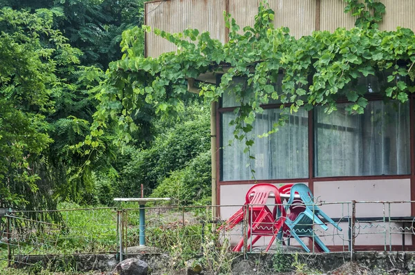 放棄された古い風化グランジ朽ち果てた小さな村のパブ — ストック写真