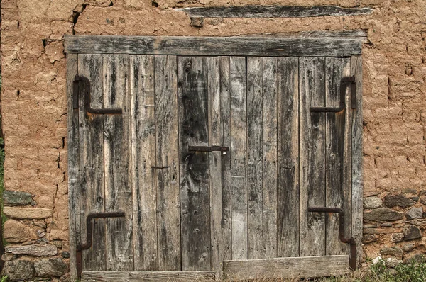 Old Grunge Weathered Aged Wooden Rural Farm House Door Closeup — Stock Photo, Image