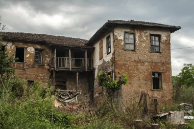 Retro vintage kırsal tuğla duvar ev terk edilmiş eski yıpranmış