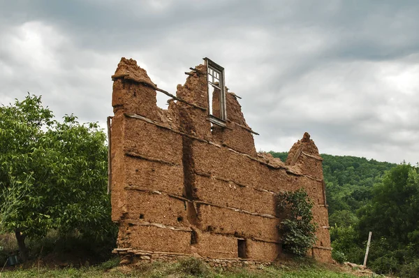 Mur Cegły Adobe Gliniane Tynki Rozbite Okno Drewniane Ramki Pozostały — Zdjęcie stockowe