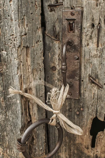 Oude Leeftijd Verweerde Grunge Houten Deur Detail Met Ijzeren Ring — Stockfoto