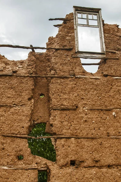 Bakstenen Muur Met Adobe Klei Gips Gebroken Houten Raamkozijn Bleef — Stockfoto