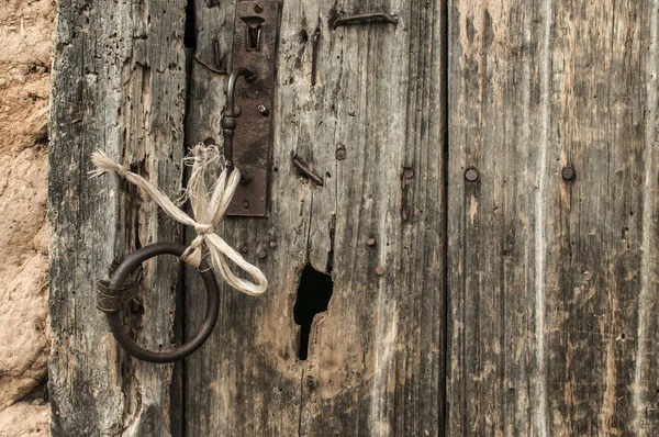 Velho Idade Resistiu Grunge Detalhes Porta Madeira Com Anel Ferro — Fotografia de Stock