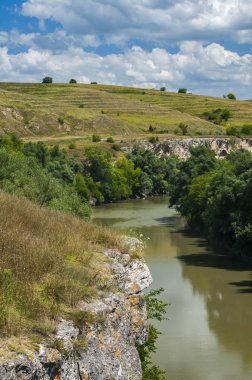 Kırsal doğal panoramik manzara nehir ve güneşli gün açık yaz tepeler ile