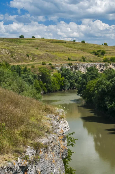 Kırsal doğal panoramik manzara nehir ve güneşli gün açık yaz tepeler ile