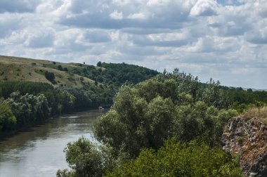 Kırsal doğal panoramik manzara nehir ve güneşli gün açık yaz tepeler ile
