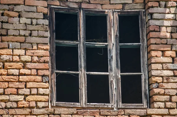 Vieille Fenêtre Bois Vieilli Altérée Sur Mur Briques Rouges Maison — Photo