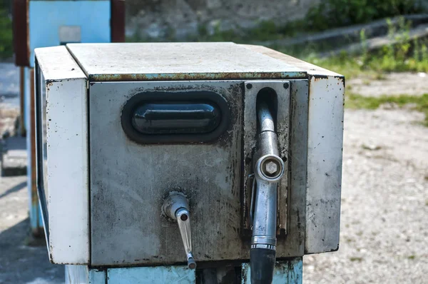 古い放棄されたヴィンテージ古いガソリンスタンドでガソリン燃料ガスディスペンサー — ストック写真