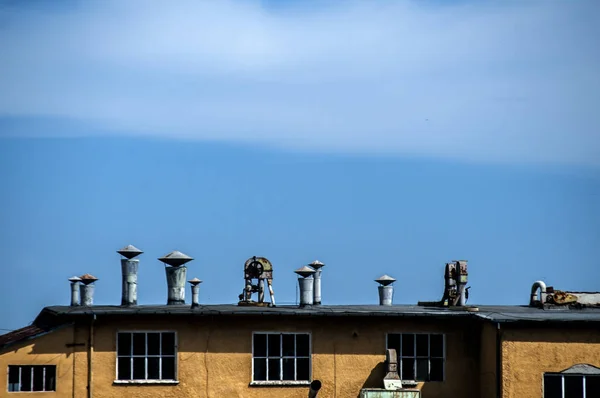 Haut Bâtiment Industriel Vintage Obsolète Installations Sur Fond Ciel Bleu — Photo