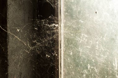 Eski örümcek ağı ile terk edilmiş ihmal edilen evin penceresi