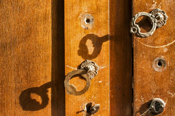 Eski Yaşlı Ahşap Ihmal Dolap Kapı Retro Metal Kolları Kapatmak — Stok fotoğraf