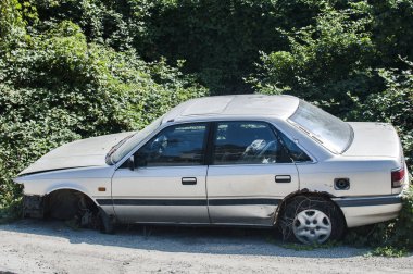 Hurda ve yedek parçalar için otomatik yıkım önemsiz bahçesinde saklanan eski ezilmiş araba organları