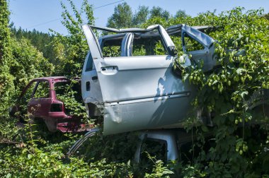 Hurda ve yedek parçalar için otomatik yıkım önemsiz bahçesinde saklanan eski ezilmiş araba organları