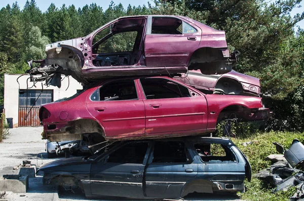 旧的压碎汽车的尸体存放在汽车破碎的垃圾场的废料和备件 — 图库照片