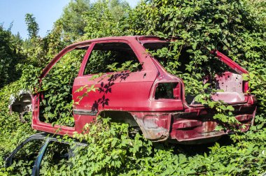 Hurda ve yedek parçalar için otomatik yıkım önemsiz bahçesinde saklanan eski ezilmiş araba organları