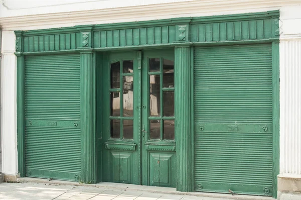 Старая Старинная Зеленая Покрашенная Деревянная Дверь Металлические Роллеты Фасада Ретро — стоковое фото