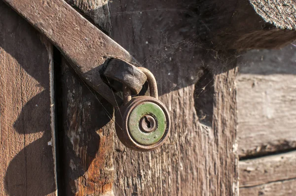 老复古风化的火枪锁定挂锁特写镜头在木背景 — 图库照片