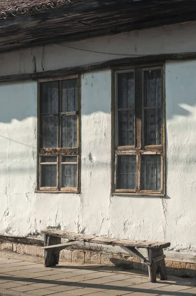 Старий Фасад Заміського Будинку Вивітреними Дерев Яними Вікнами Лавками Сонячний — стокове фото