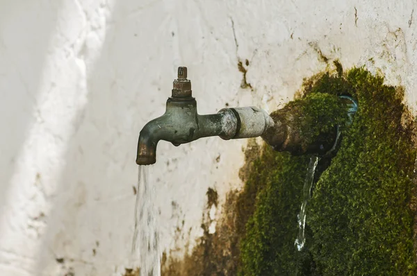 Obsoleto Grifo Agua Corriente Erosionada Edad Rural Cubierto Con Fuente — Foto de Stock