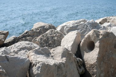 Deniz kıyısının beyaz kayalıkları güneşli yaz günlerinde kapanıyor.