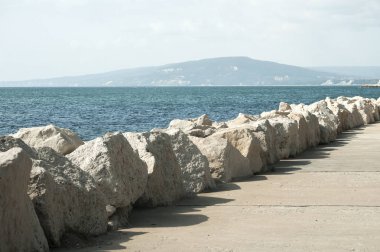 Açık güneşli yaz gününde beyaz taşlarla sahil şeridi