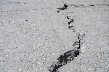 Deniz suyu erozyonu sonucu kıyı şeridinin beton levhasında çatlak