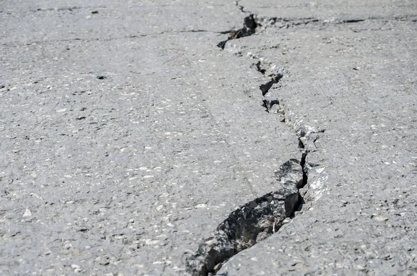 Deniz suyu erozyonu sonucu kıyı şeridinin beton levhasında çatlak