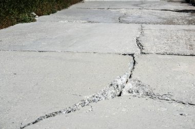 Deniz suyu erozyonu sonucu kıyı şeridinin beton levhasında çatlak