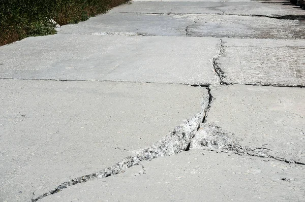 Spricka Betongplatta Kustpromenaden Som Ett Resultat Havsvatten Erosion — Stockfoto