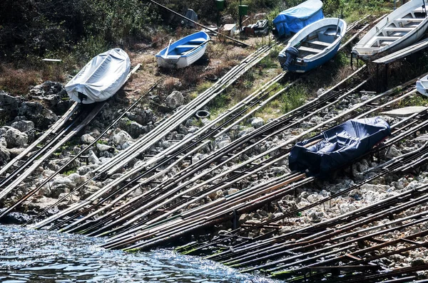 Steile Küste Einer Kleinen Fischerbucht Mit Einrichtungen Boote Ufer Aus — Stockfoto