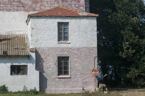 晴れた夏の日に古い大きな海洋灯台の閉鎖の底に家 — ストック写真