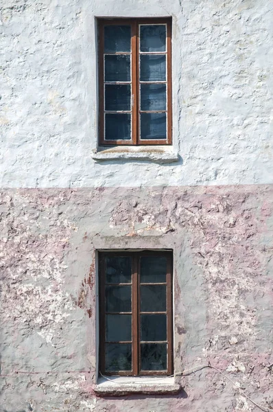 Gamla Vintage Landsbygd Hus Fasad Med Två Träfönster Närbild — Stockfoto