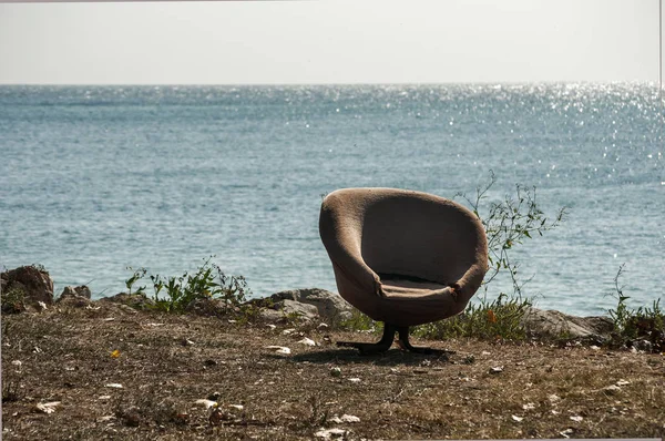 Einsam Leerer Veralteter Stuhl Meeresufer — Stockfoto