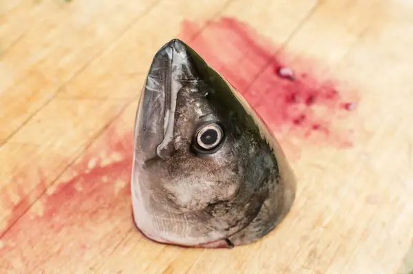 Abgeschnittener Kopf Roher Makrelenfische Mit Blut Auf Holzbrettoberfläche Als Surreales — Stockfoto