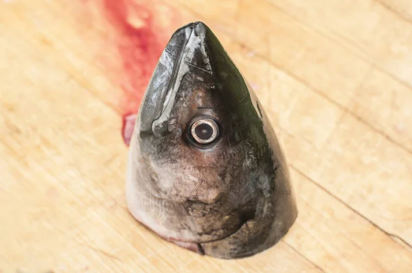 Abgeschnittener Kopf Roher Makrelenfische Mit Blut Auf Holzbrettoberfläche Als Surreales — Stockfoto