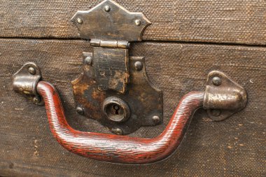 Eski yıpranmış retro vintage grunge bavul kolu ve metal mandal kilidi closeup