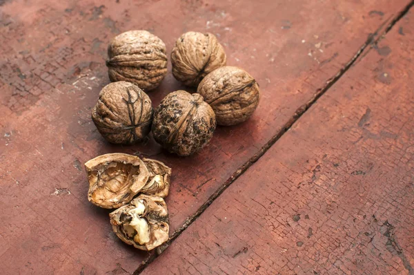 Celé Popraskané Skořápky Jádra Vlašských Ořechů Detailní Staré Dřevěné Desky — Stock fotografie