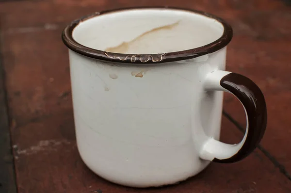 Kovové Smalty Pozůstatky Kávového Nápoje Starém Stole Namalovaných Grungeových Desek — Stock fotografie
