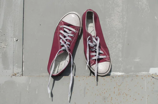 Par Zapatillas Deporte Lona Vieja Roja Vintage Desgastadas Sobre Fondo — Foto de Stock