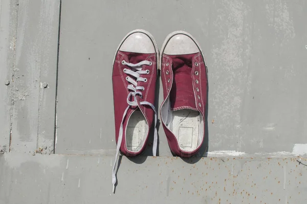 Par Zapatillas Deporte Lona Vieja Roja Vintage Desgastadas Sobre Fondo — Foto de Stock