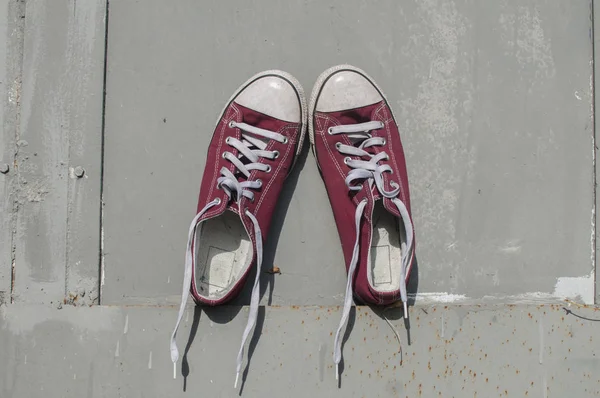 Par Zapatillas Deporte Lona Vieja Roja Vintage Desgastadas Sobre Fondo — Foto de Stock