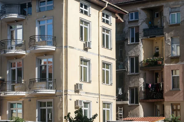 Urban Renovated Neglected Buildings Closeup Sunny Day — Stock Photo, Image