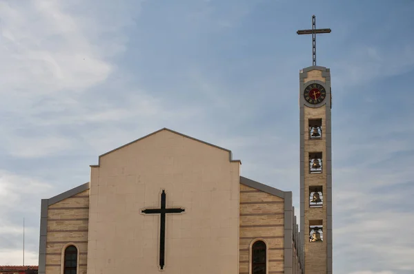 Edifício Igreja Católica Contemporânea Com Torre Sino Torre Relógio — Fotografia de Stock