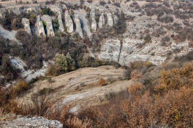 Mavi gökyüzü arka plan üzerinde kanyon ve ilginç kaya oluşumları ile Manzara