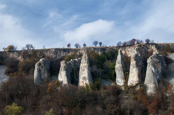 Mavi Gökyüzü Arka Plan Üzerinde Kanyon Ilginç Kaya Oluşumları Ile — Stok fotoğraf