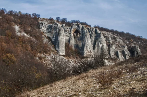 Τοπίο Φαράγγι Και Ενδιαφέροντες Βραχώδεις Σχηματισμούς Φόντο Γαλάζιο Του Ουρανού — Φωτογραφία Αρχείου