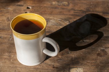 Ahşap tahta yüzeyinde Seramik çay kupa kapatmak