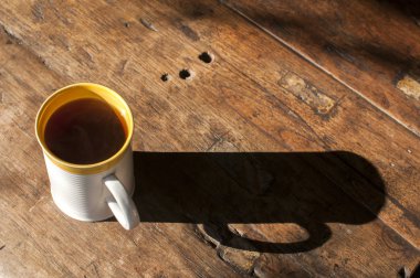 Ahşap tahta yüzeyinde Seramik çay kupa kapatmak