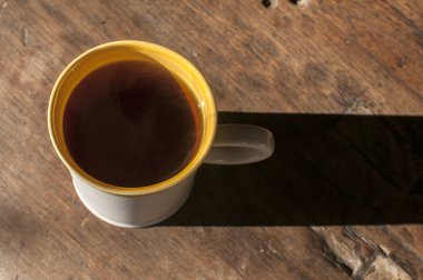 Ahşap tahta yüzeyinde Seramik çay kupa kapatmak