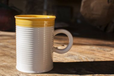 Ahşap tahta yüzeyinde Seramik çay kupa kapatmak